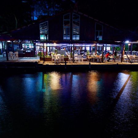 Hotel Y Restaurante Backpackers Rio Dulce Town Buitenkant foto