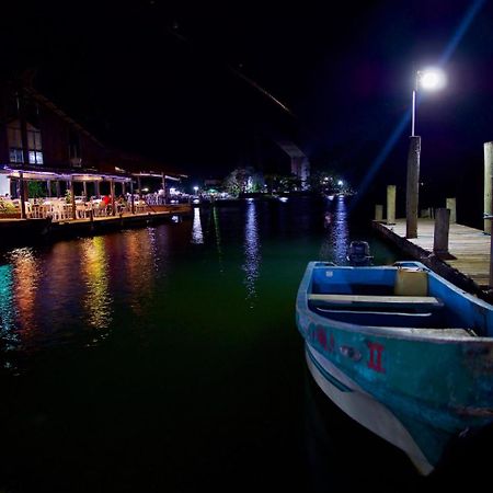 Hotel Y Restaurante Backpackers Rio Dulce Town Buitenkant foto