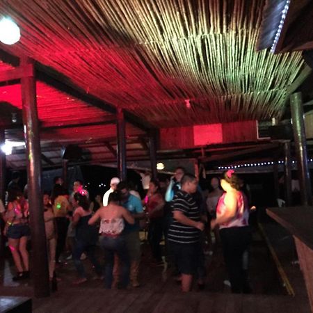 Hotel Y Restaurante Backpackers Rio Dulce Town Buitenkant foto