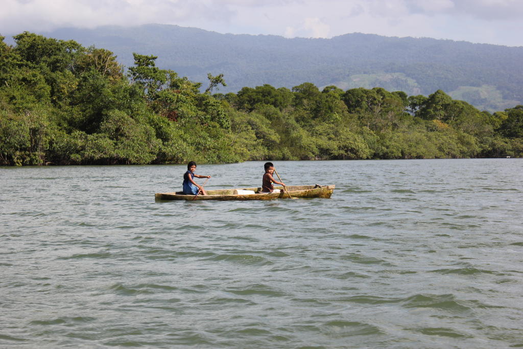 Hotel Y Restaurante Backpackers Rio Dulce Town Buitenkant foto