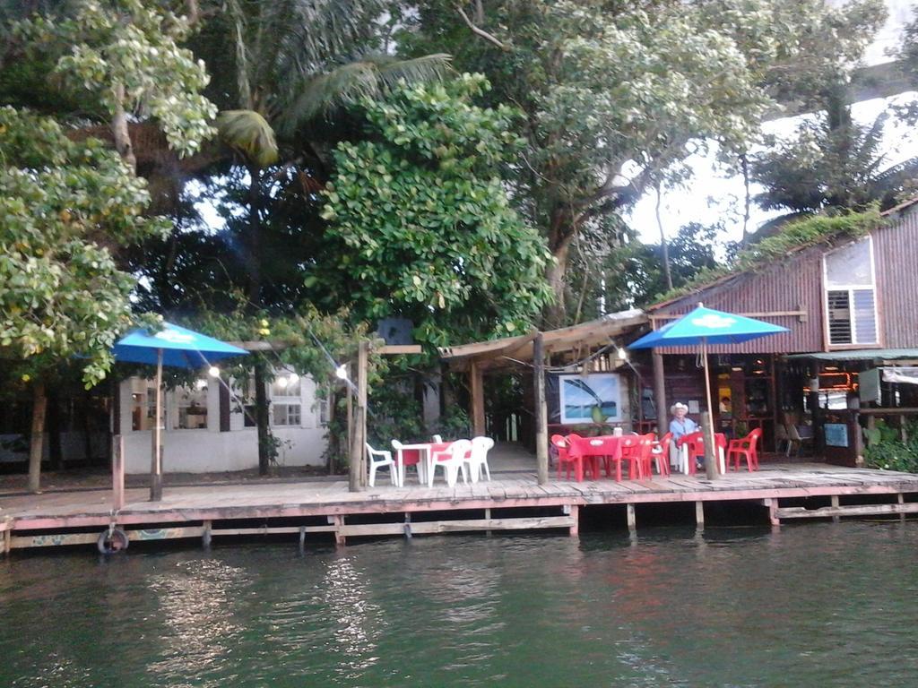 Hotel Y Restaurante Backpackers Rio Dulce Town Buitenkant foto