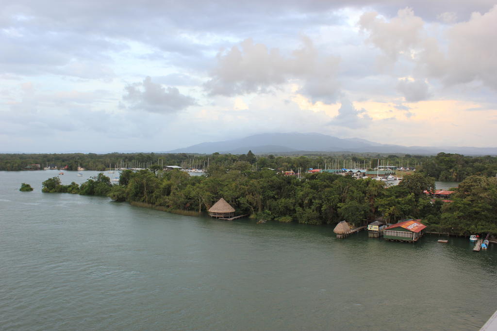 Hotel Y Restaurante Backpackers Rio Dulce Town Buitenkant foto