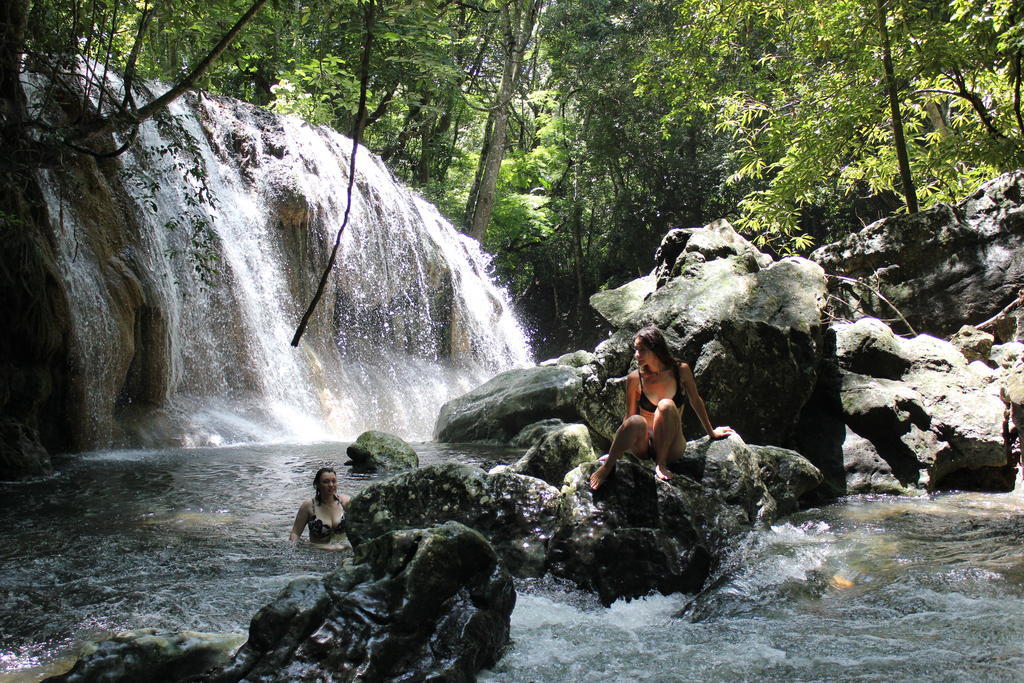 Hotel Y Restaurante Backpackers Rio Dulce Town Buitenkant foto