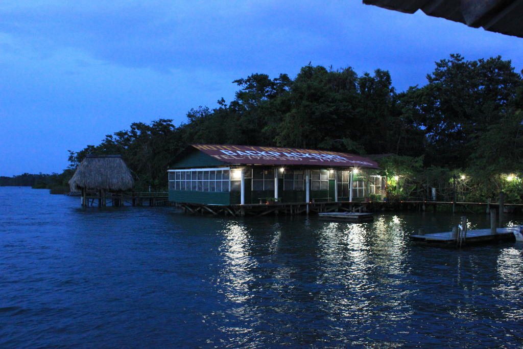 Hotel Y Restaurante Backpackers Rio Dulce Town Buitenkant foto