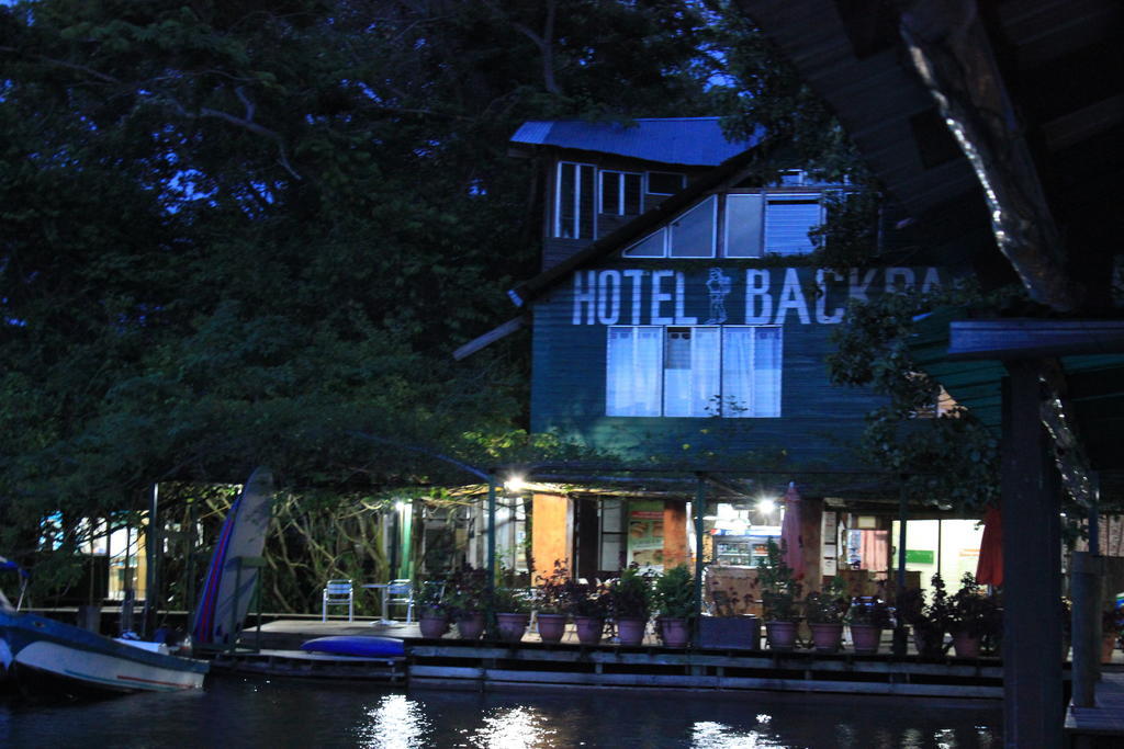 Hotel Y Restaurante Backpackers Rio Dulce Town Buitenkant foto