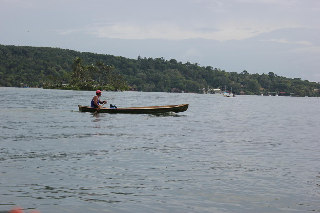 Hotel Y Restaurante Backpackers Rio Dulce Town Buitenkant foto
