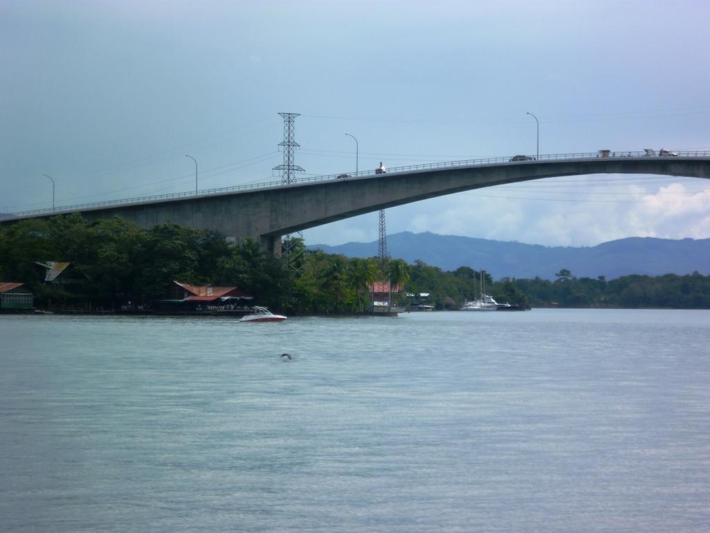 Hotel Y Restaurante Backpackers Rio Dulce Town Buitenkant foto