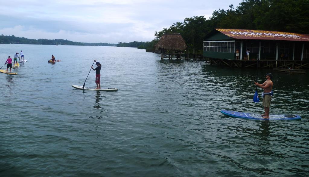 Hotel Y Restaurante Backpackers Rio Dulce Town Buitenkant foto