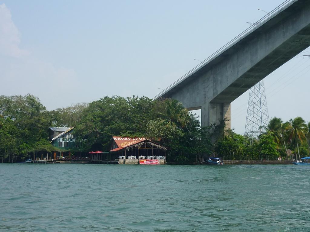 Hotel Y Restaurante Backpackers Rio Dulce Town Buitenkant foto