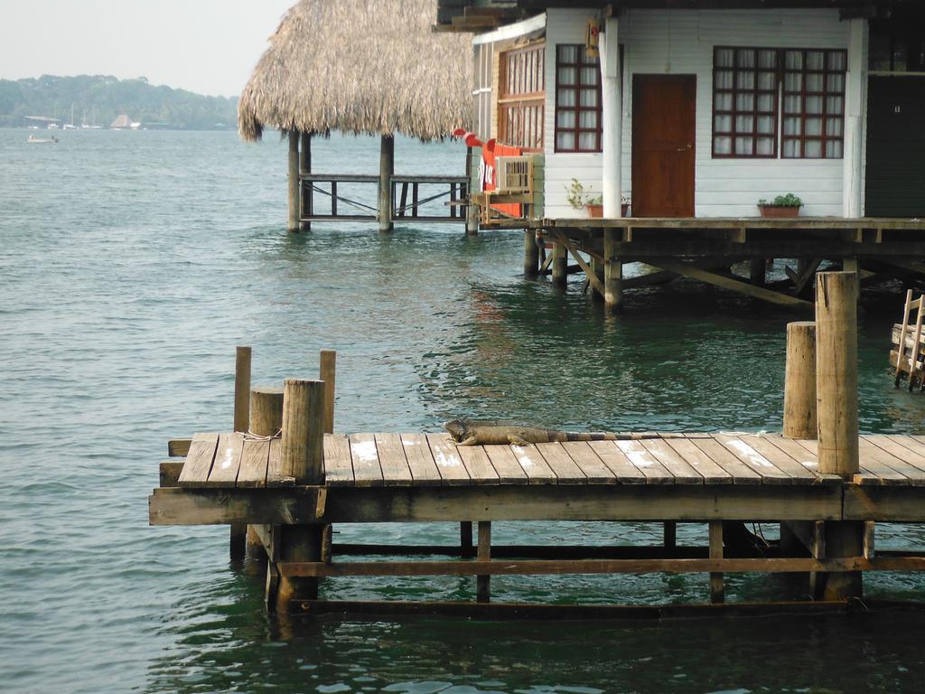 Hotel Y Restaurante Backpackers Rio Dulce Town Buitenkant foto
