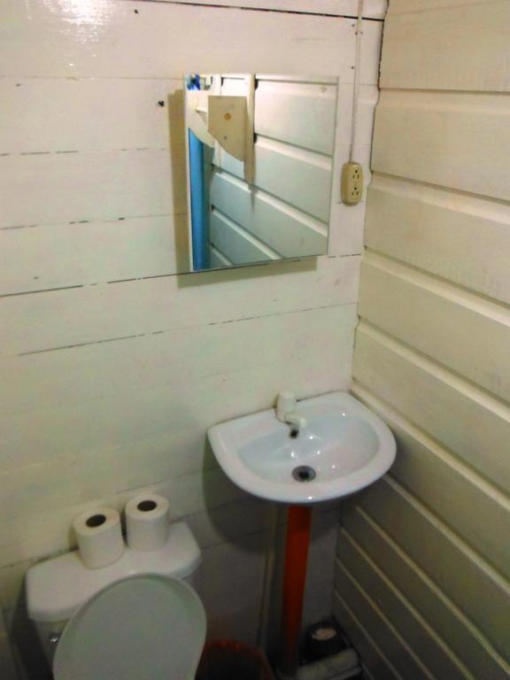 Hotel Y Restaurante Backpackers Rio Dulce Town Kamer foto