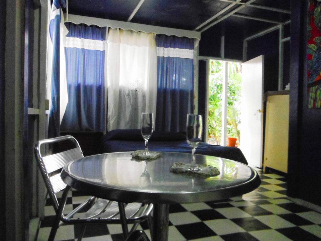 Hotel Y Restaurante Backpackers Rio Dulce Town Kamer foto