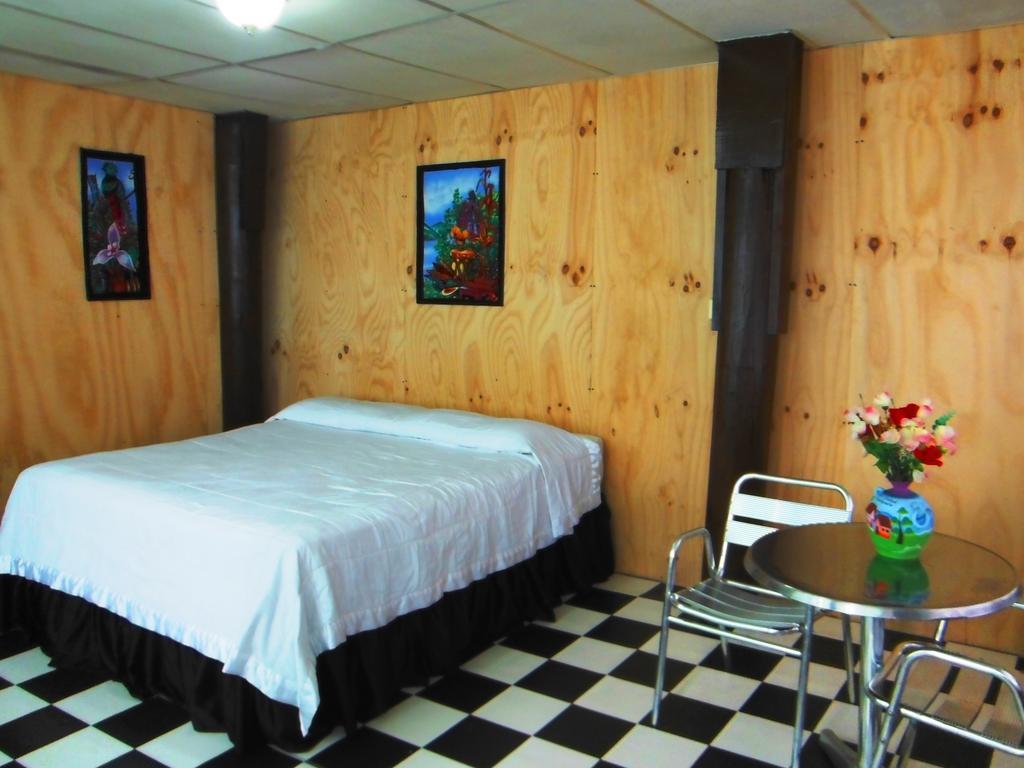 Hotel Y Restaurante Backpackers Rio Dulce Town Kamer foto
