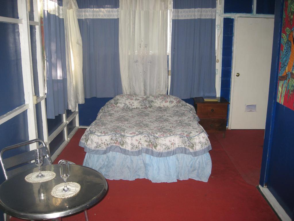 Hotel Y Restaurante Backpackers Rio Dulce Town Buitenkant foto