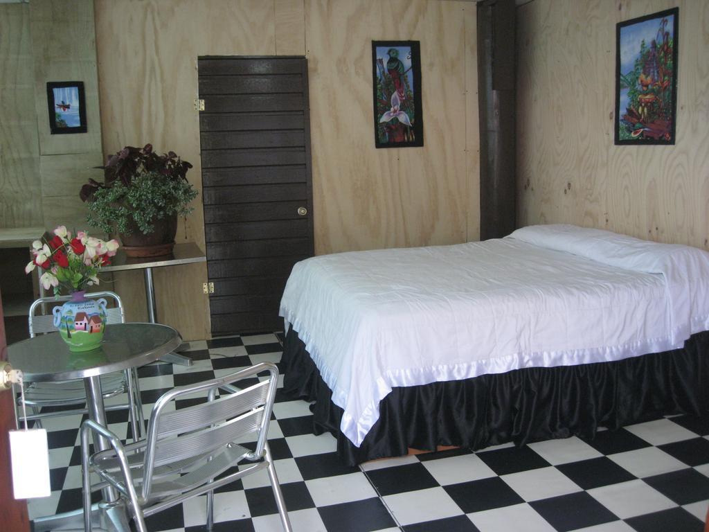 Hotel Y Restaurante Backpackers Rio Dulce Town Kamer foto