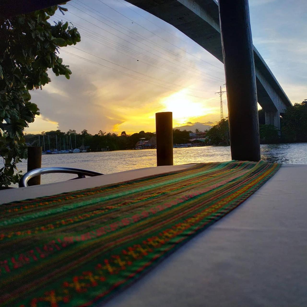 Hotel Y Restaurante Backpackers Rio Dulce Town Buitenkant foto