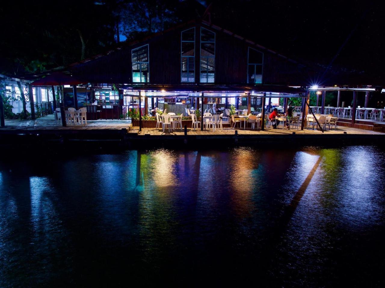 Hotel Y Restaurante Backpackers Rio Dulce Town Buitenkant foto