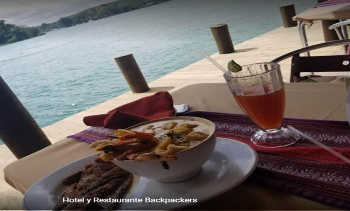 Hotel Y Restaurante Backpackers Rio Dulce Town Buitenkant foto