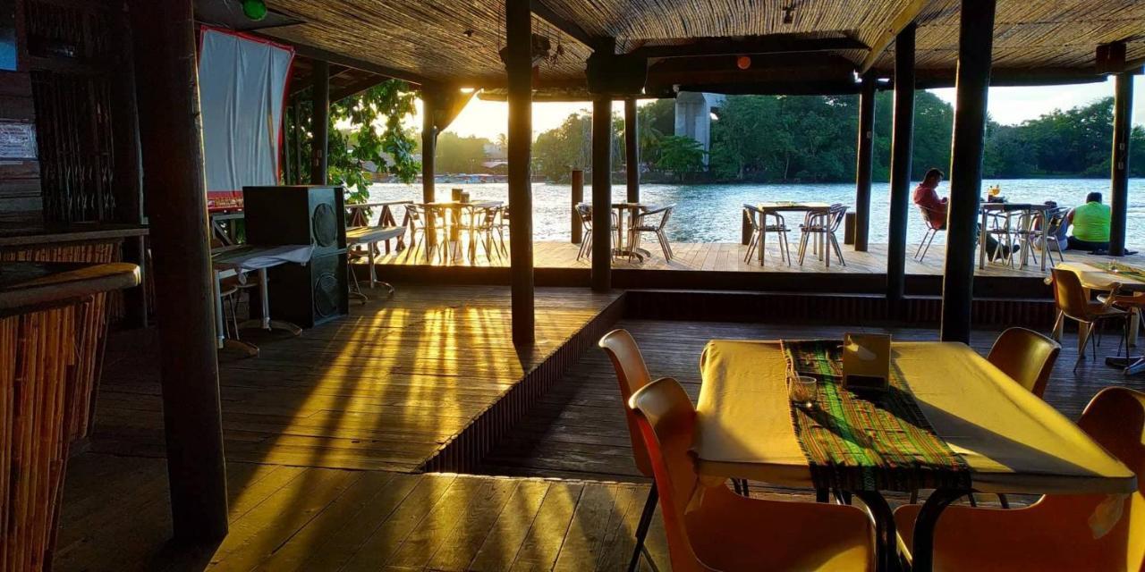 Hotel Y Restaurante Backpackers Rio Dulce Town Buitenkant foto