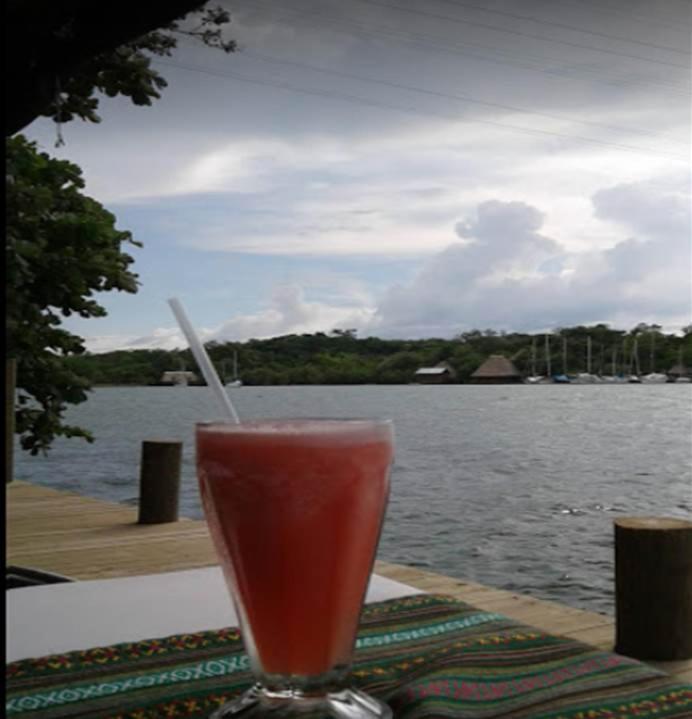 Hotel Y Restaurante Backpackers Rio Dulce Town Buitenkant foto