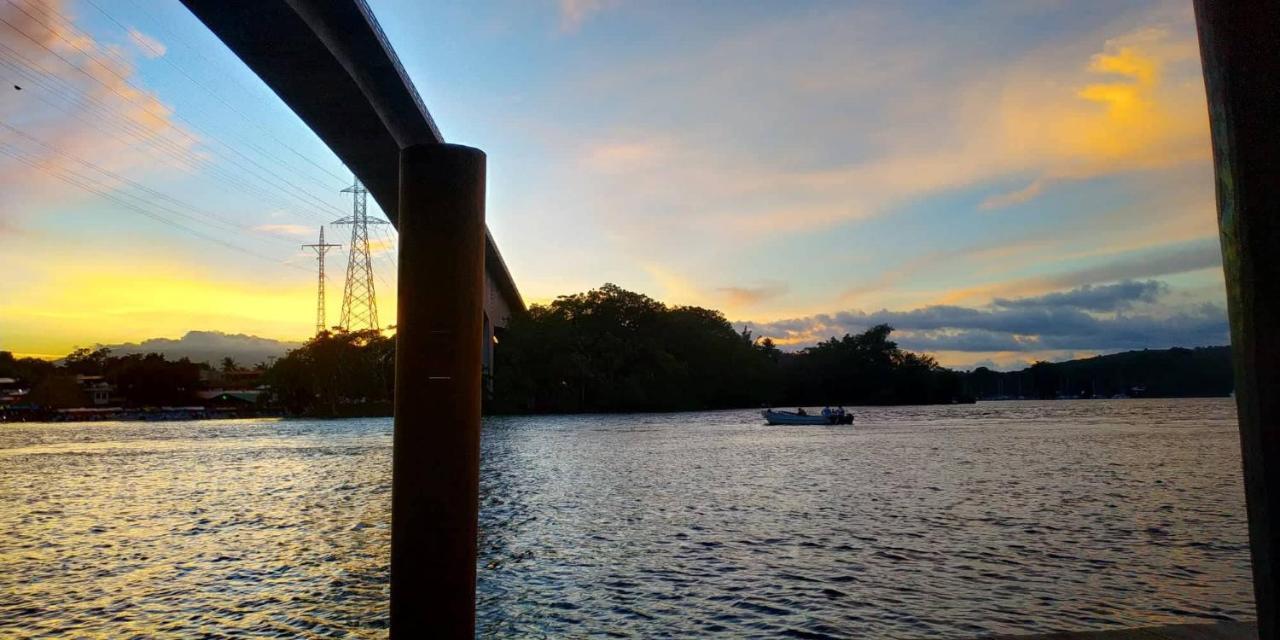 Hotel Y Restaurante Backpackers Rio Dulce Town Buitenkant foto
