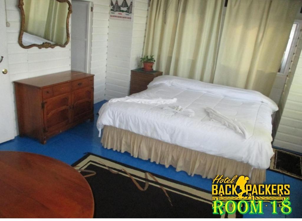 Hotel Y Restaurante Backpackers Rio Dulce Town Buitenkant foto