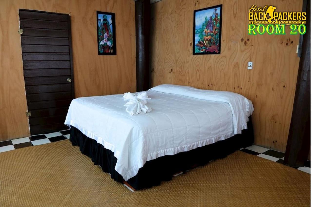 Hotel Y Restaurante Backpackers Rio Dulce Town Buitenkant foto
