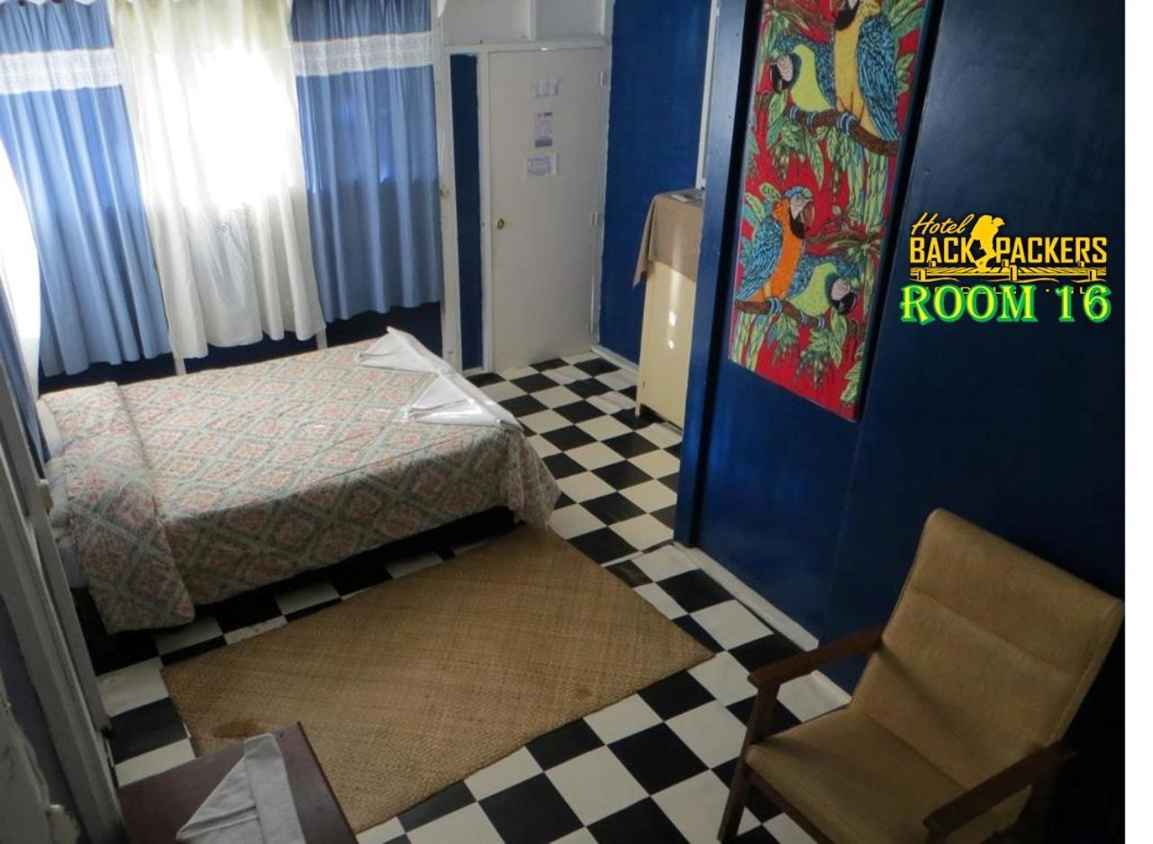 Hotel Y Restaurante Backpackers Rio Dulce Town Buitenkant foto