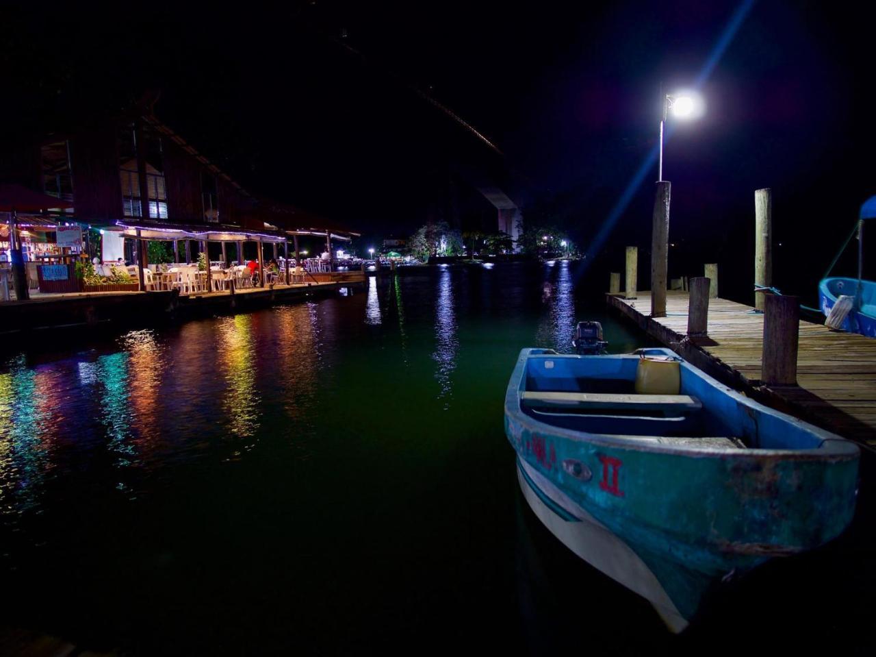Hotel Y Restaurante Backpackers Rio Dulce Town Buitenkant foto
