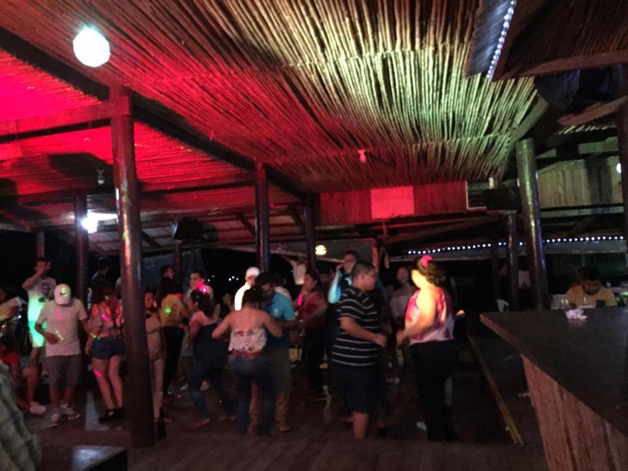 Hotel Y Restaurante Backpackers Rio Dulce Town Buitenkant foto